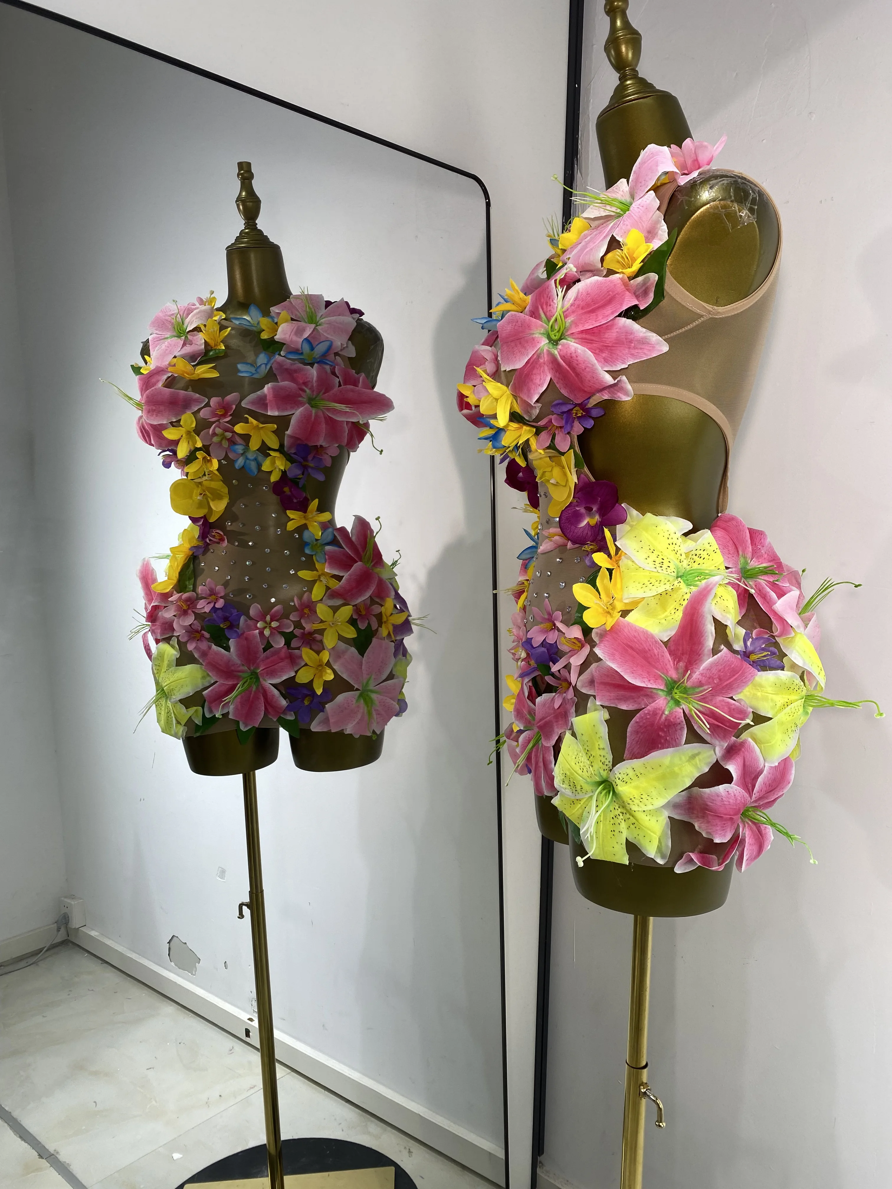 ชุดเดรสสั้นรัดรูปสำหรับถ่ายภาพผู้หญิง ประดับดอกไม้ คริสตัล ผ้าตาข่ายโปร่งแสง ตัดเว้าช่วงเอว เหมาะสำหรับงานวันเกิด งานเลี้ยง