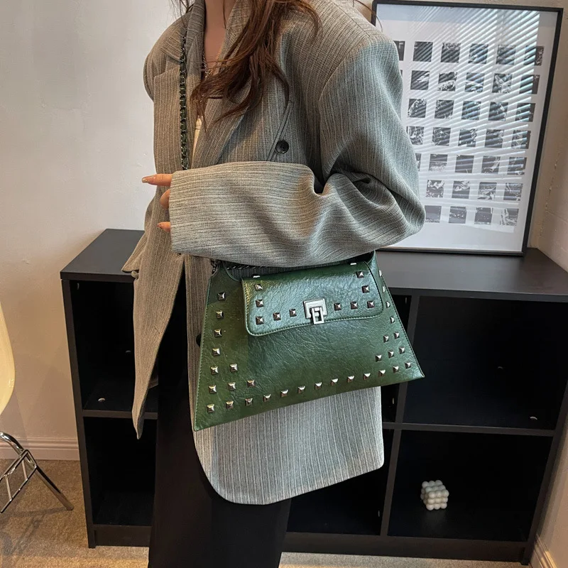 Torebka damska crossbody ze skóry vintage z nitami, uniwersalna, teksturowana, z łańcuszkiem i nitami w stylu vintage.