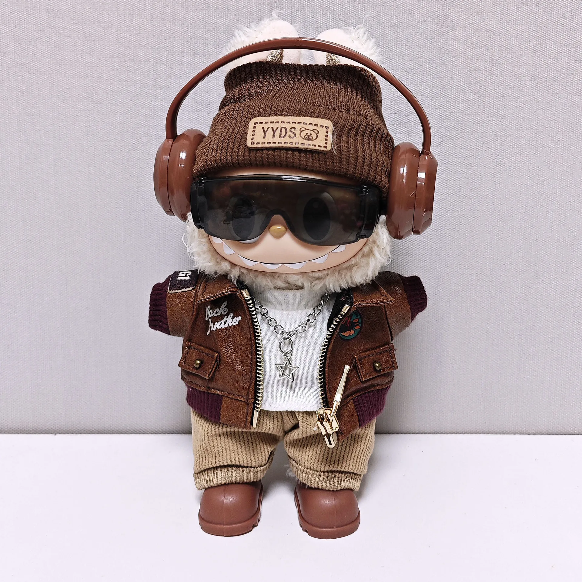 Vêtements rétro Cool pour tenue Labubu 17cm, veste en Faux cuir, chapeau, haut blanc, pantalon, chaussures marron, lunettes noires, écouteurs 123 Gen