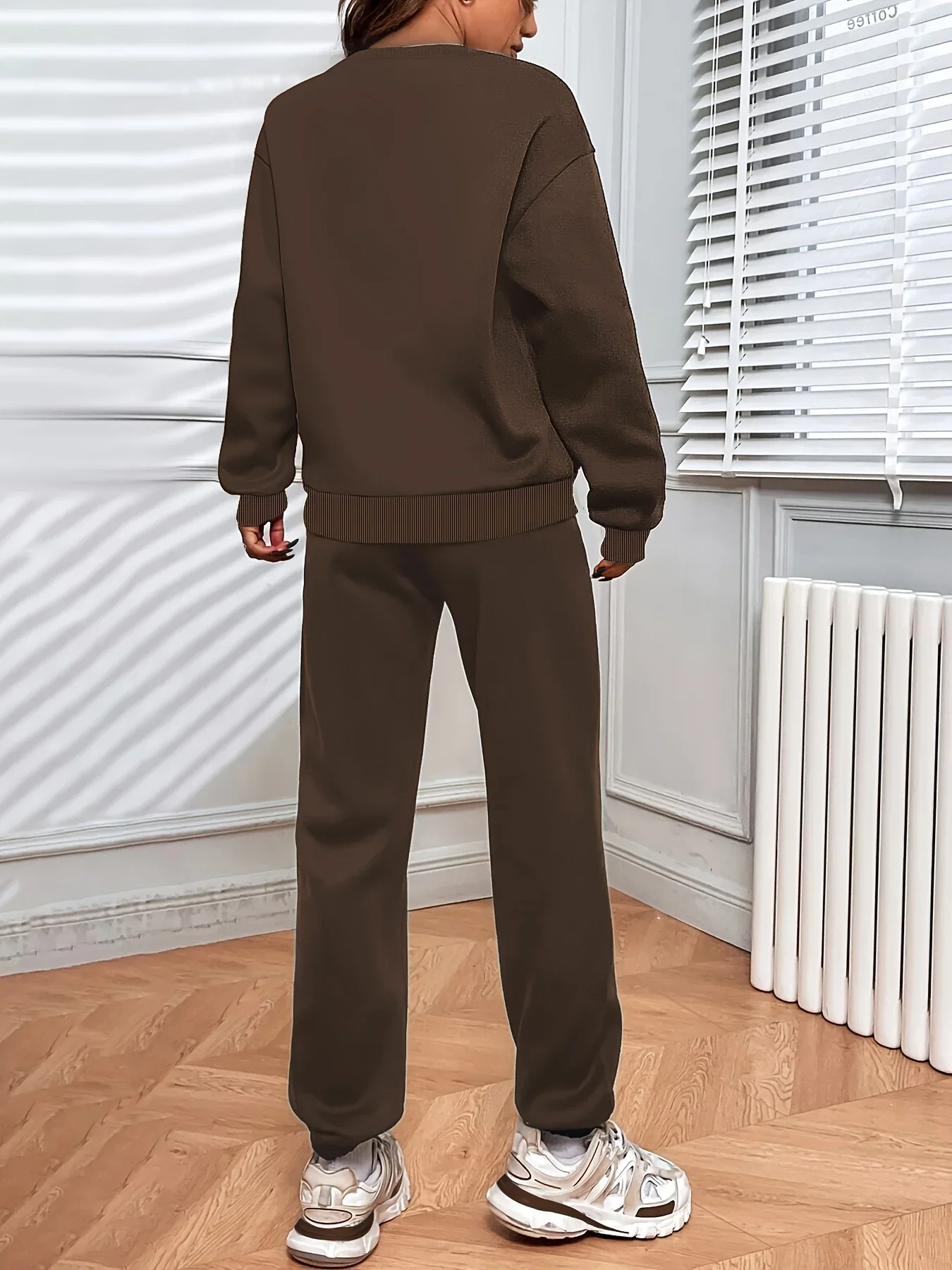 Black sweater sets for autumn and winter are loose for women, suitable for high streets, and suitable for both men and women. Th