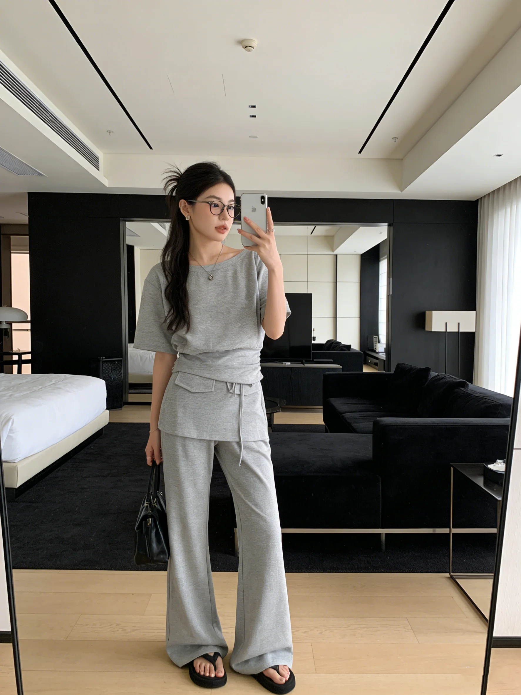 

Корейский повседневный модный комплект: футболка с открытыми плечами и коротким рукавом, а также брюки с высокой талией и микро-клешем, лето 2026