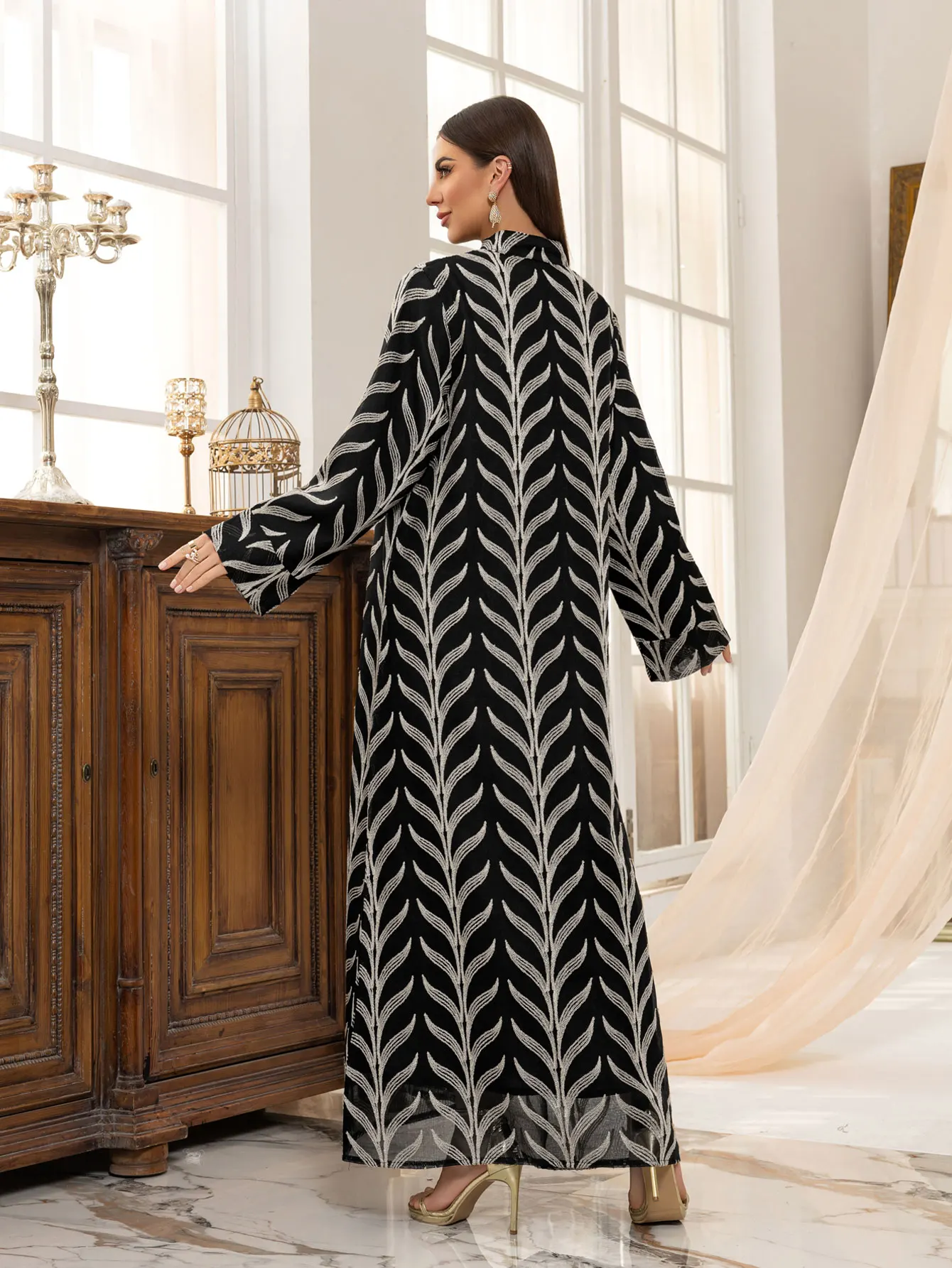 Elegante Abaya nero musulmano decorato con motivi a foglie bianche, nappa chic per l'uso quotidiano e le occasioni festive all'interno islamico