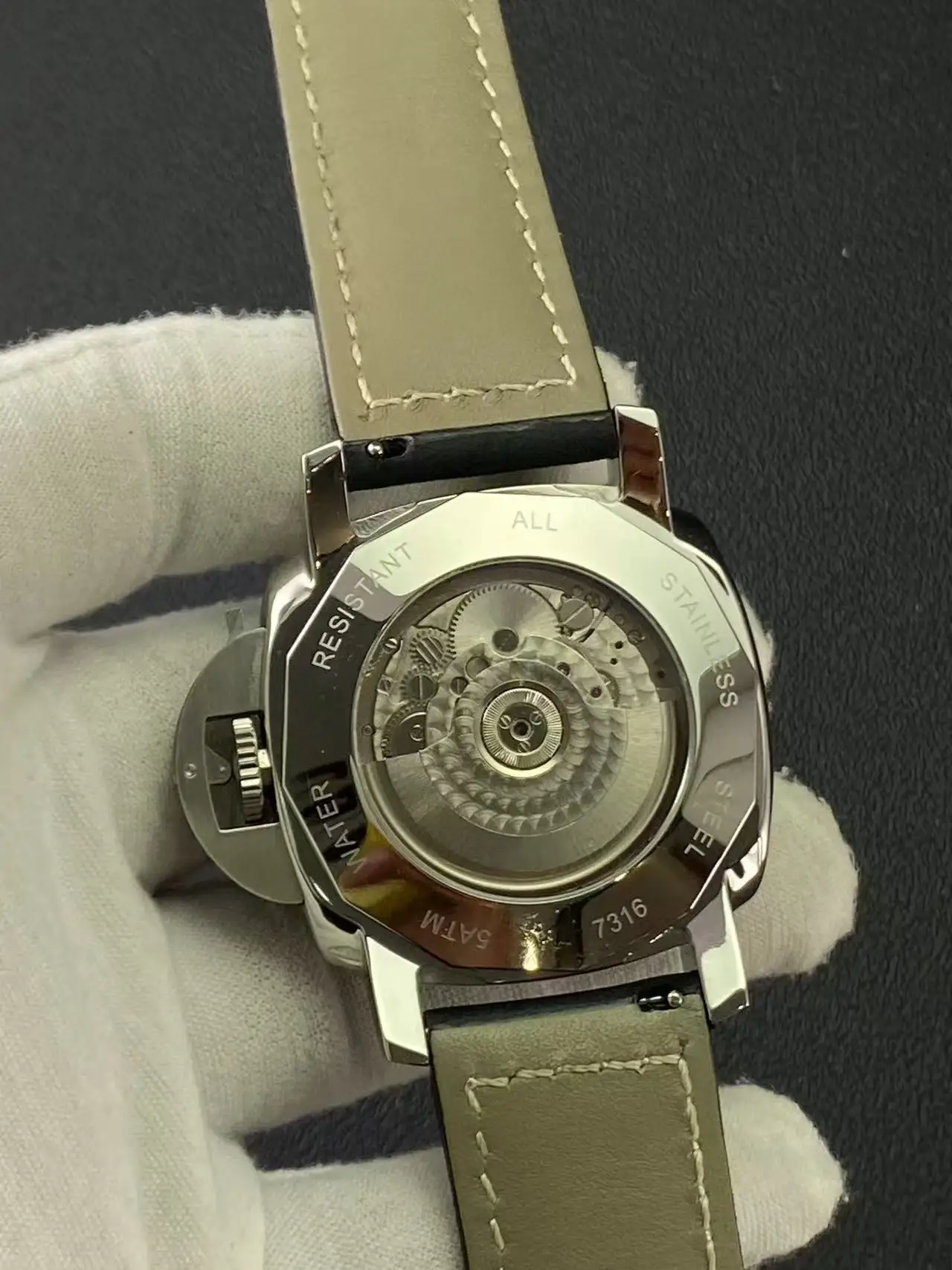 44 ملم ساعة رياضية وترفيهية أوتوماتيكية ميكانيكية مقاومة للماء للرجال ضوء ليلي بتوقيت جرينتش منطقة زمنية مزدوجة حركة النورس رائعة للغاية