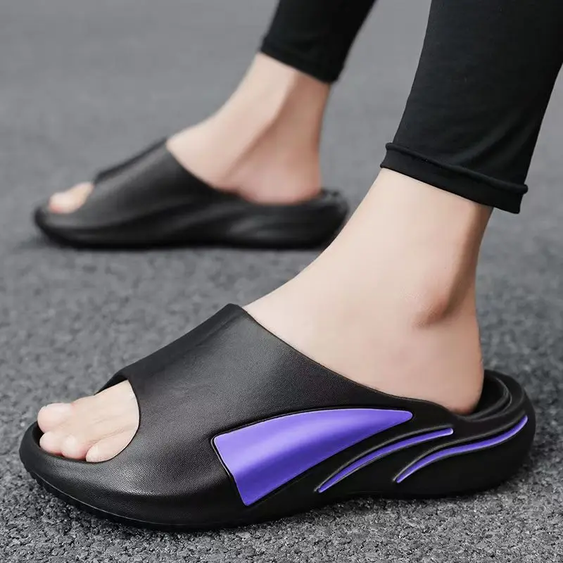 

Мужские уличные пляжные тапочки с открытым носком на толстой подошве, новые летние нескользящие легкие тапочки на мягкой подошве для ванной комнаты, домашние тапочки