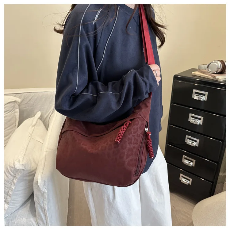 Modische Damen-Umhängetasche mit Leopardenmuster, große Kapazität, Hobo-Umhängetasche für den täglichen Pendelverkehr, lässiges Outfit, Achseltasche – Detail 20