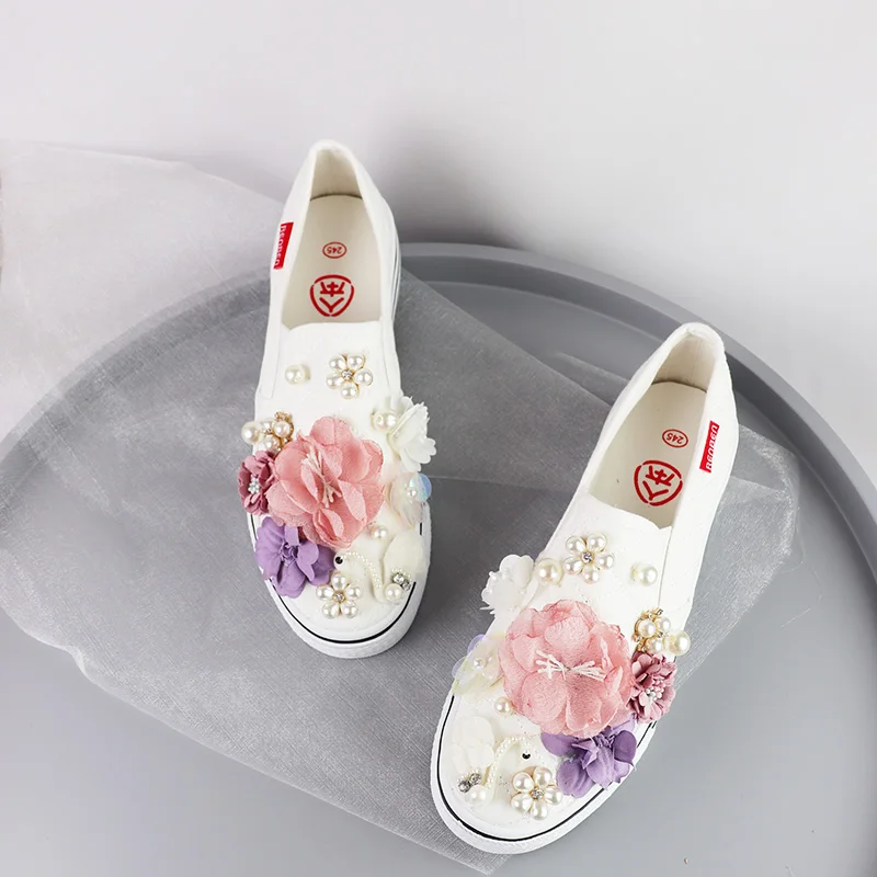 Spring and Autumn new women black and white Hand-made Flower one-legged Canvas Shoes Trendy Fashionable Couple Shoes