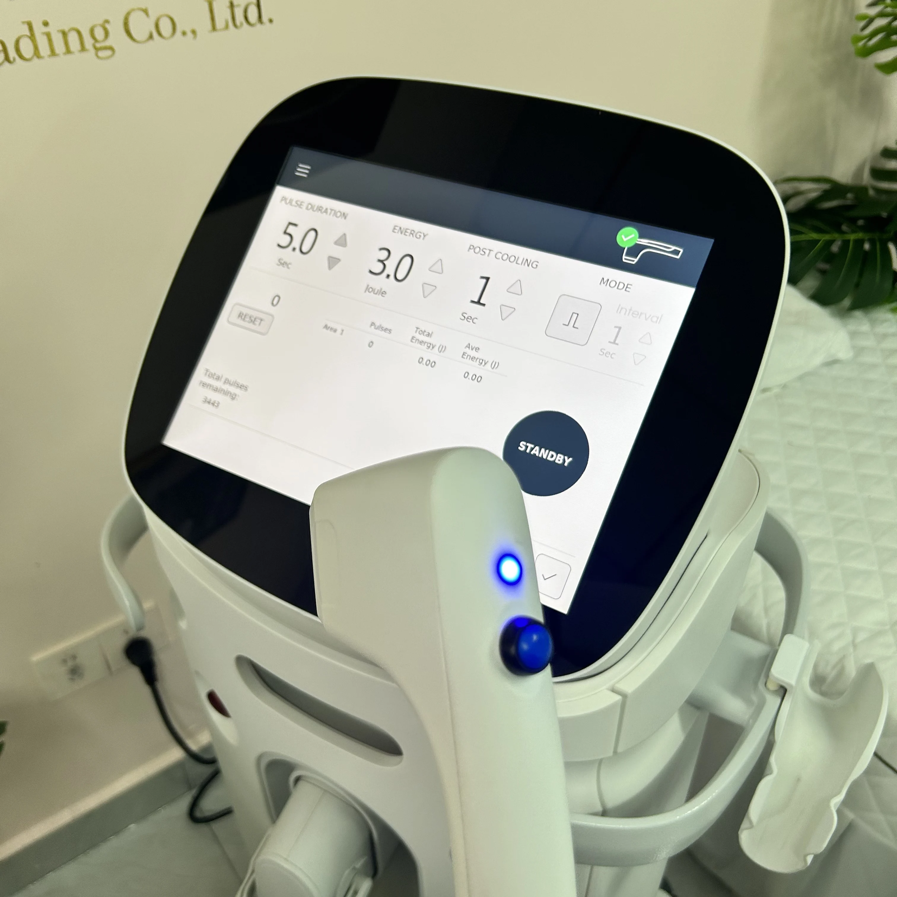 

Ultrasonic Skin Tightening and Lifting Device Anti Aging Facial Machine for Neck Eye Area Sagging Skin Suitable for Spa