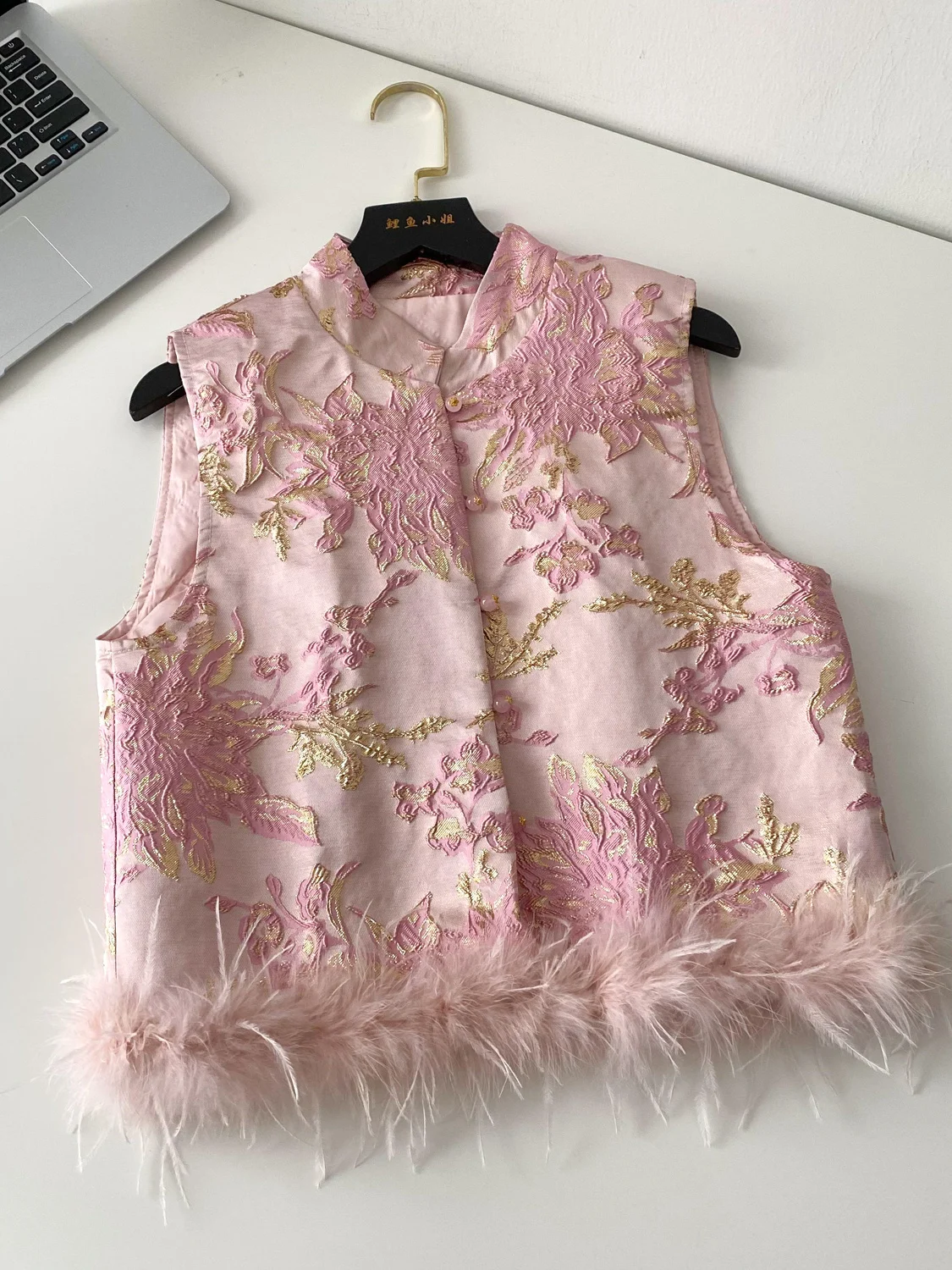 

New Chinese Sle Retro Embroidered Buttonl Svel Furry Patchwork Vest Women's High-End Feel Small Outerwear