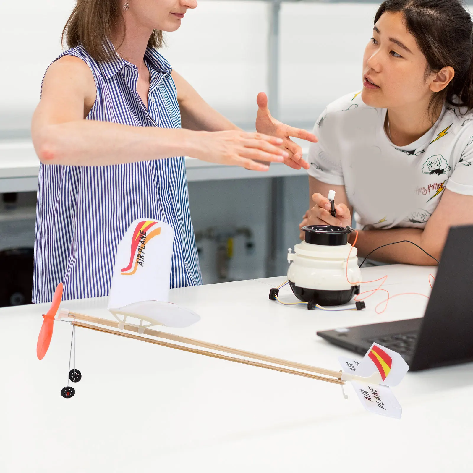 مجموعة واحدة من طائرة شراعية تعمل بشريط مطاطي خفيفة الوزن ومحمولة يمكنك صنعها بنفسك لتزيين حفلات الأطفال والسفر