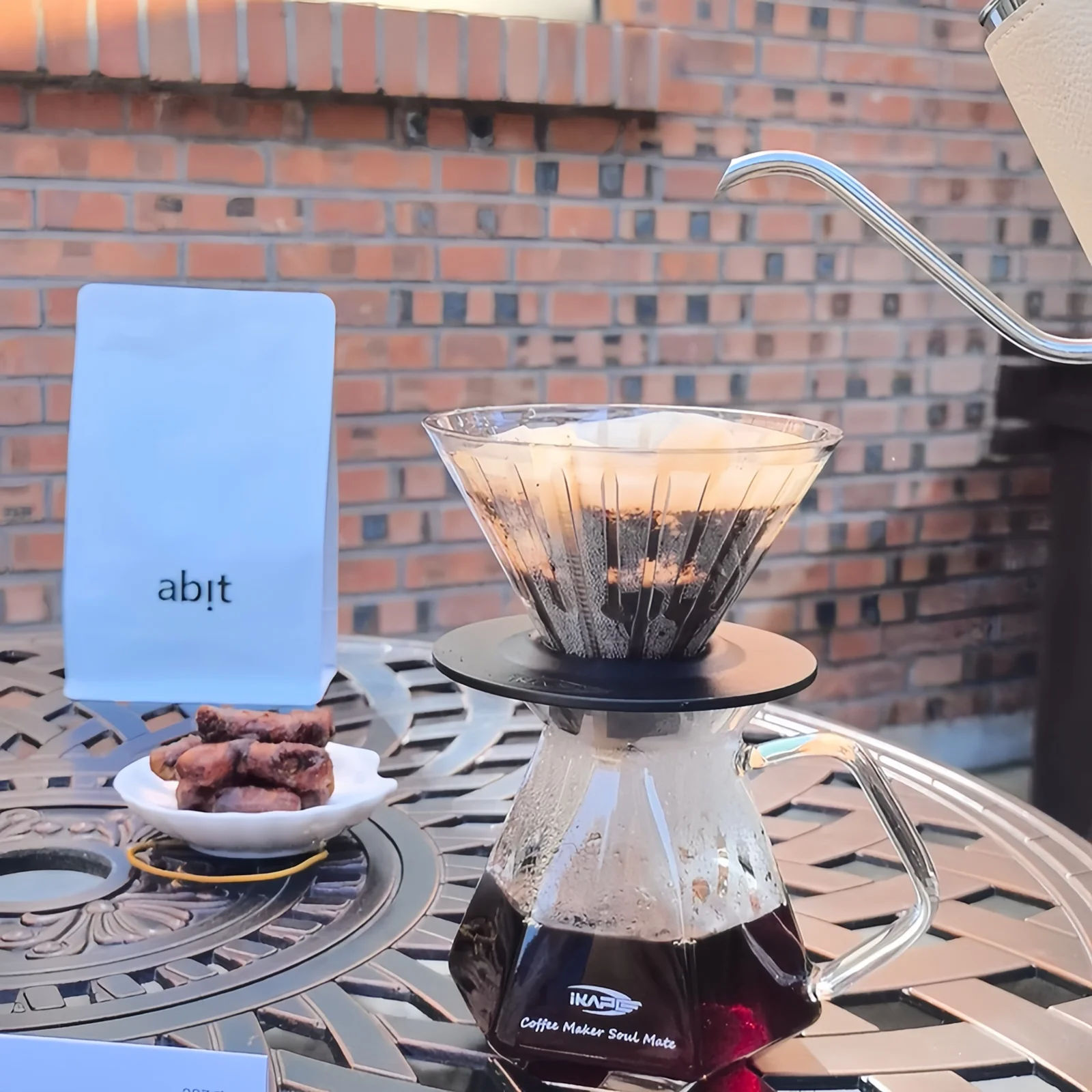 

IKAPE V60 Plastic Pour Over Coffee Dripper With Stand Glass Pour-over Coffee Server 1-2 Cups Coffee Maker Set For Home Office