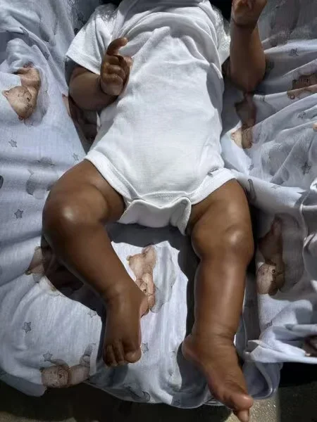 Maßgeschneiderte limitierte 23-Zoll-Reborn-Baby-Saskia mit bereits fertiger Puppe und unterschiedlichem Kleid