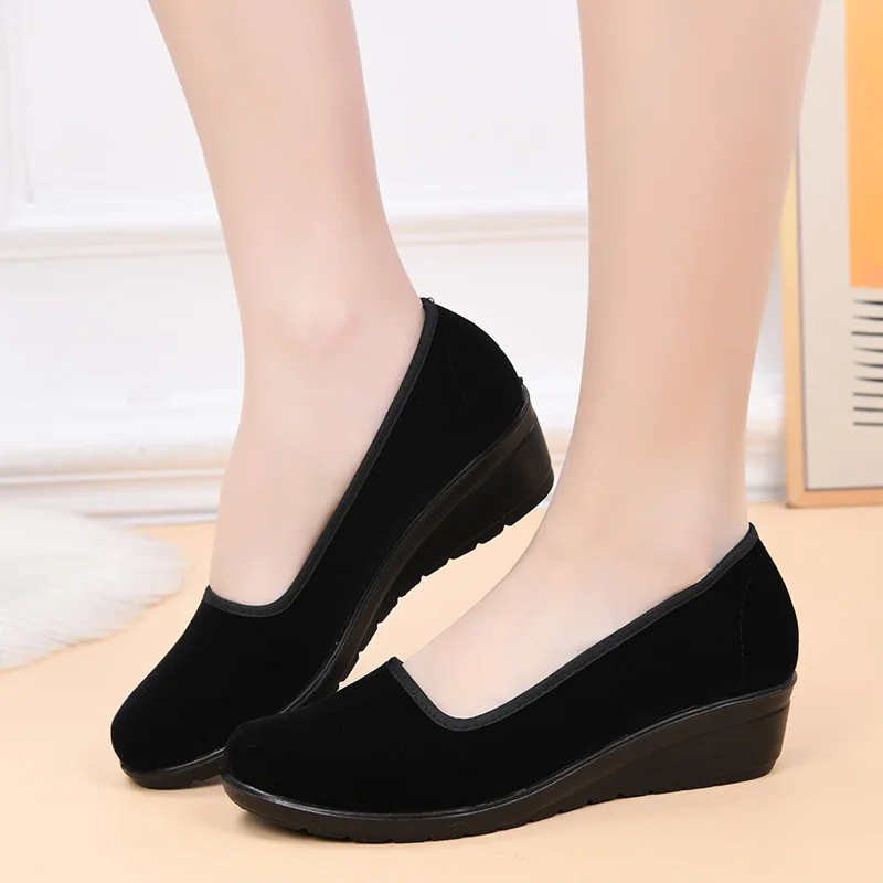 Damen-Slipper aus Samt, mit Keilabsatz, weicher Sohle, rutschfest, bequem, für den Alltag, für ältere Damen, für die Arbeit, für das Büro, Alltagsschuhe. – Detail 3