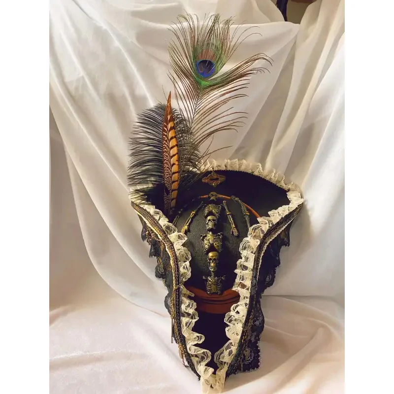 

Pirate Hat Vintage Skull Triangle Hat Halloween Cosplay Pirate Feather Hat Movie Clothing Accessories Headwear High Quali DGRTY