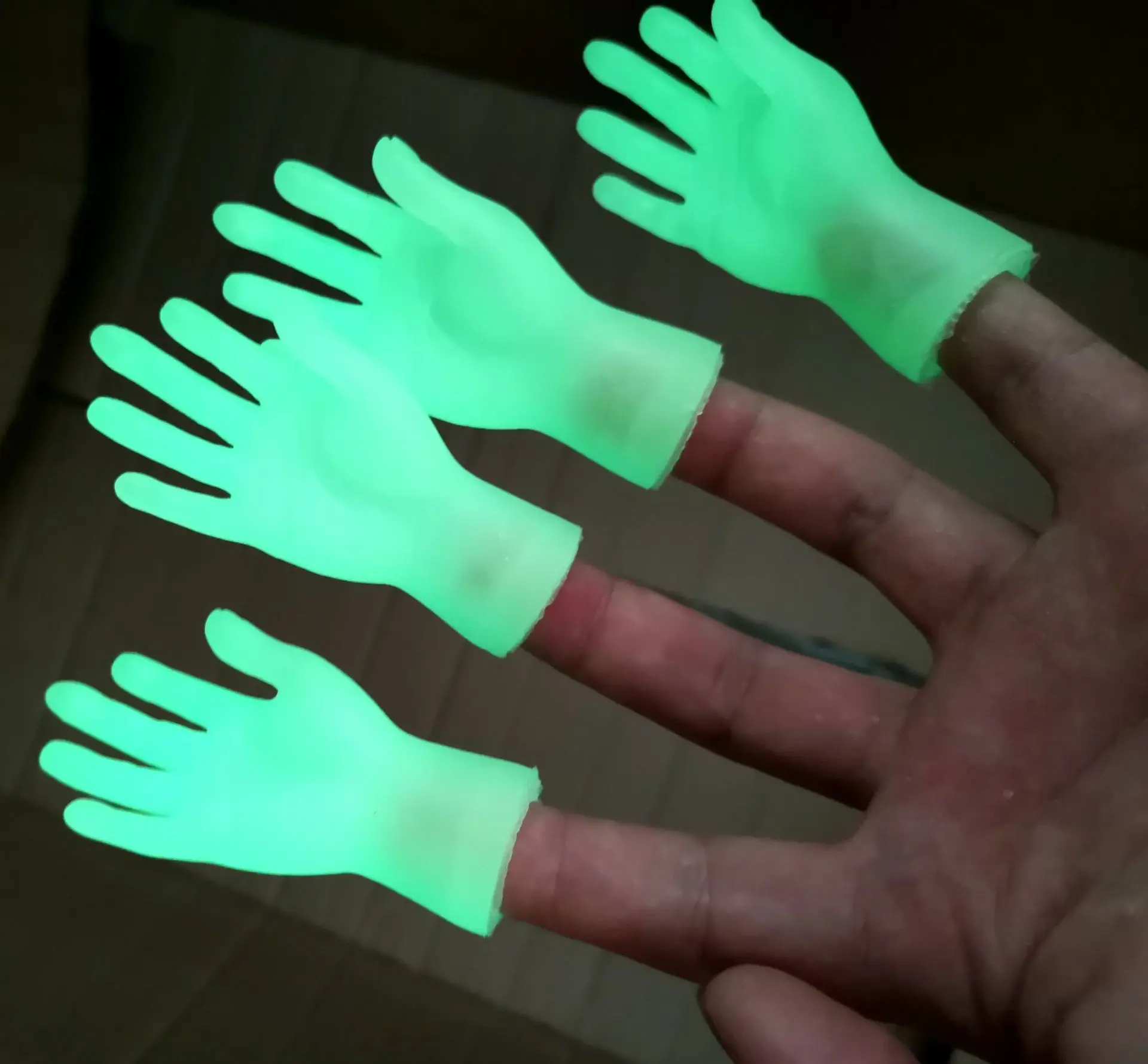 Novelty Funny Glow-in-the-dark Hand Finger Puppet Finger Cover Toy Fluorescent Green Small Hand Model Coloured Finger Cover Toy