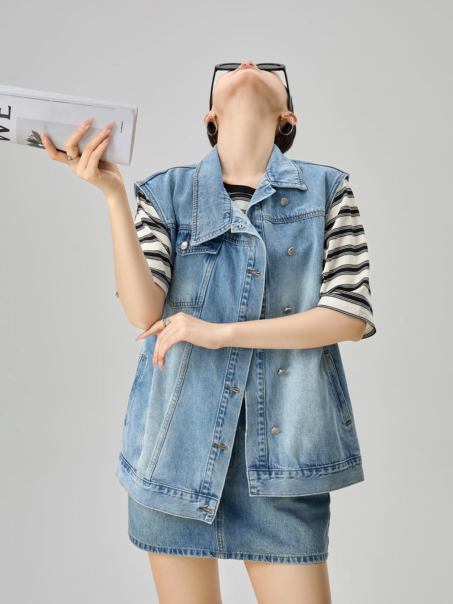 

Синий джинсовый комплект из двух предметов: жилет без рукавов и юбка. Женский, премиум-класса, очень красивый, летний, модный, повседневный стиль.