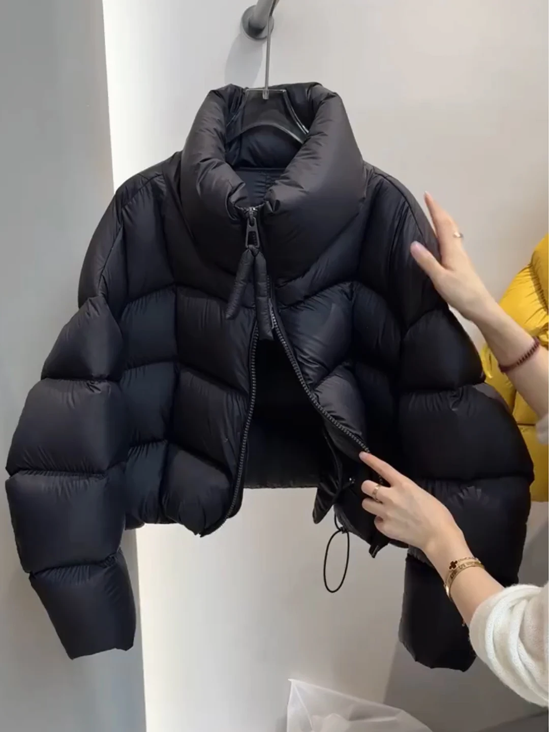 

Корейская короткая женская черная зимняя куртка-пуховик с высоким воротником и молнией, утепленная, с эффектом пузырьков