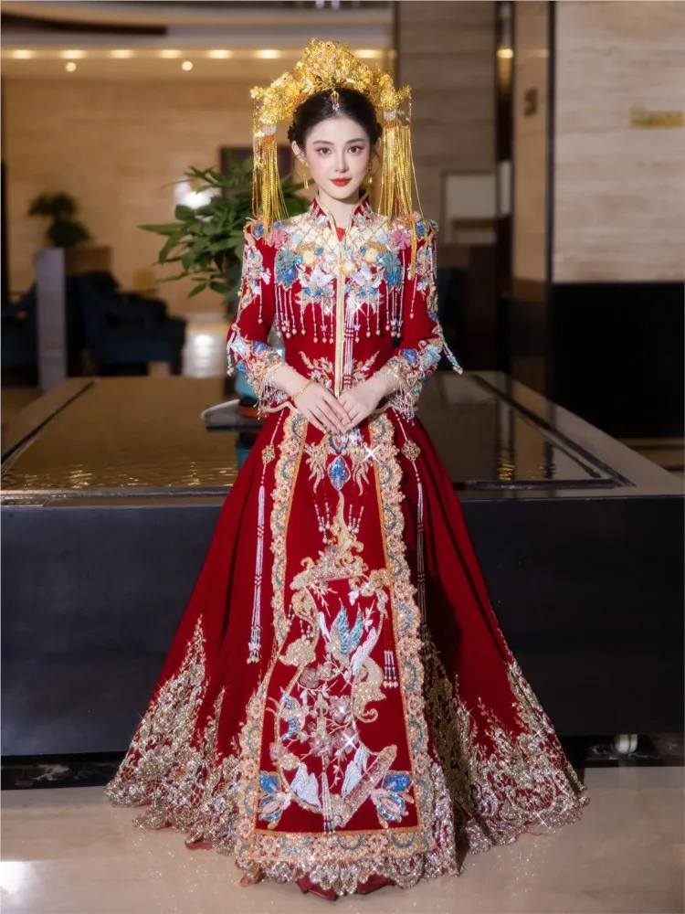 La nouvelle robe de mariée de style chinois et un vêtement de cérémonie de la mariée est luxueuse comprenant une grillage pour