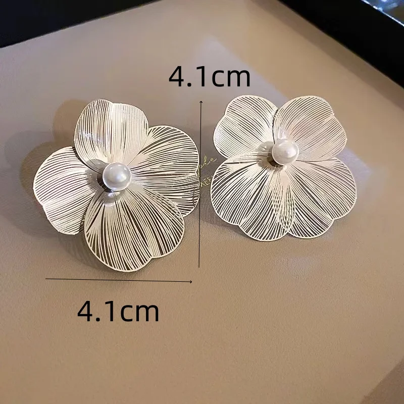 Large Metal Flower Petal Imitation Pearl Stud Earring for Women Simple New Fashion Jewelry Accessory Wholesale Christmas Gift