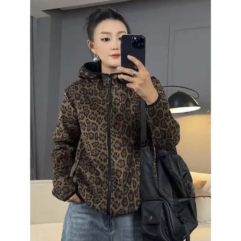 Giacca da donna con stampa leopardata con cappuccio ispessito allentato versatile alla moda per donna Cardigan in felpa semplice casual autunnale 2025