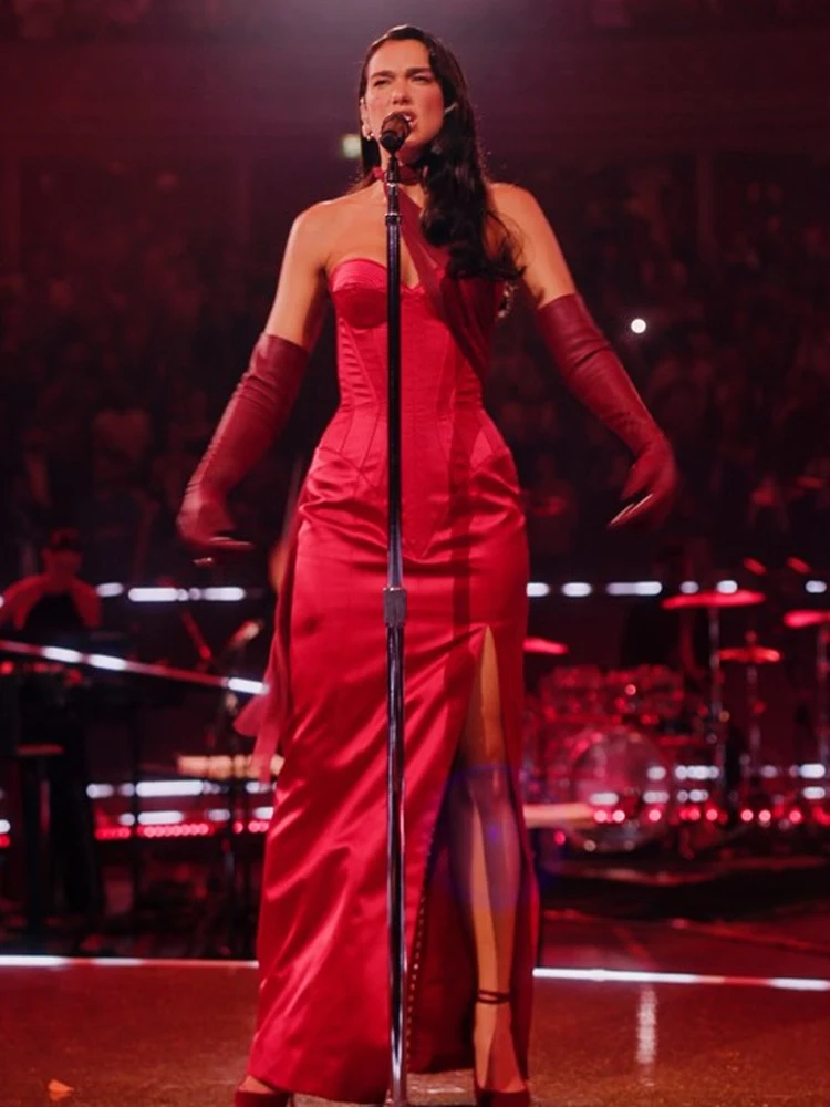 Elegante off-the-shoulder rode satijnen maxi-jurk met handschoenen – sexy split-avondjurk met gedrapeerde mesh-cape