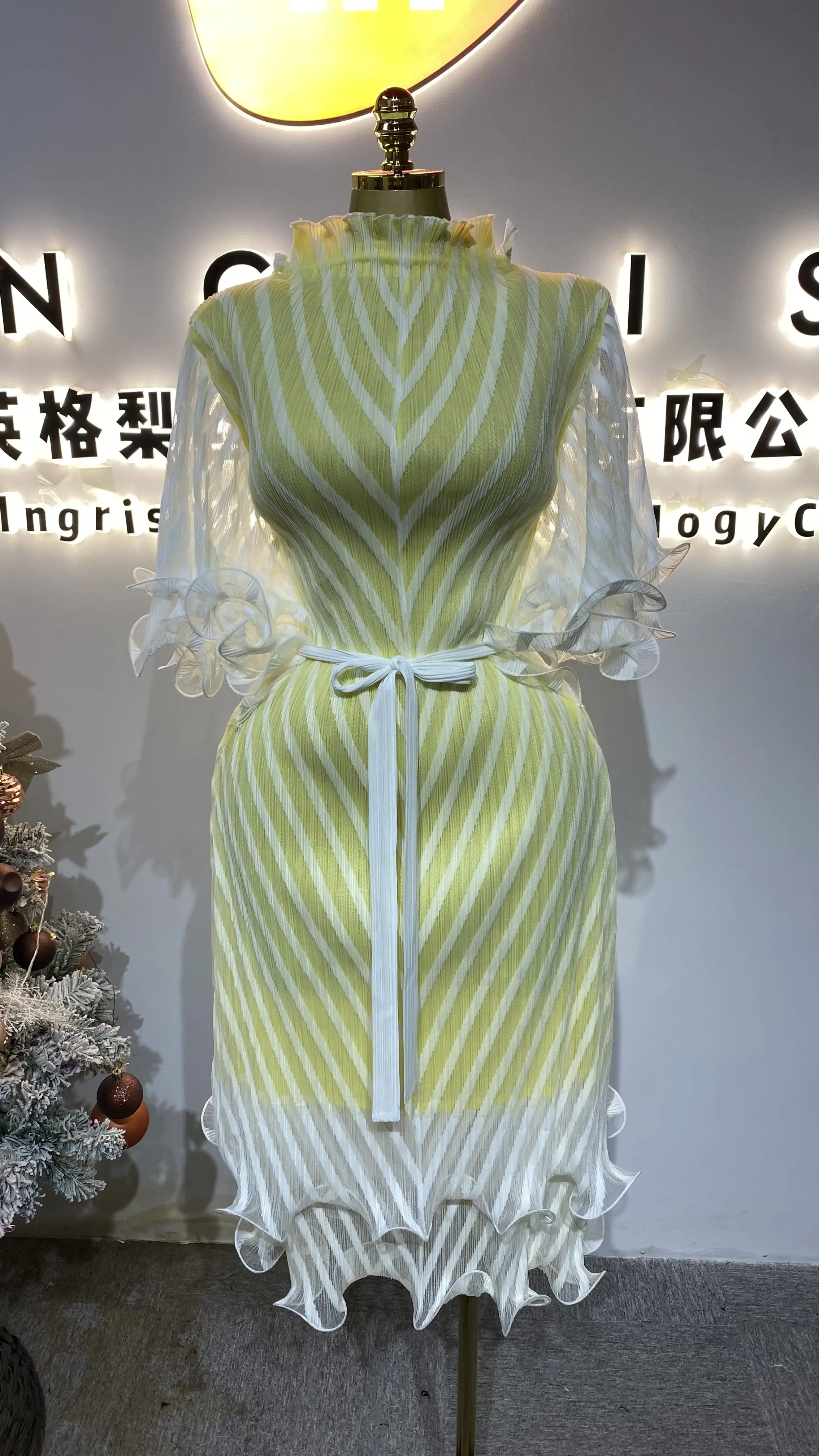 

2026 New Women's Suit Set: Elegant Cuff Dress with Bow Tie Waist and Ruffled Hem-GZXX523