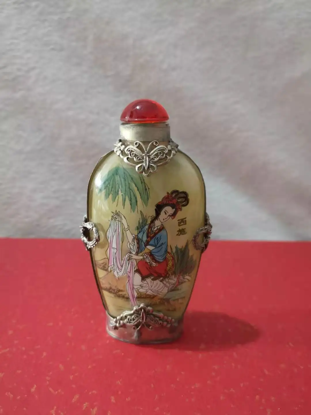 Exquisite ancient Chinese painting glass snuff bottle， Deliver one at random