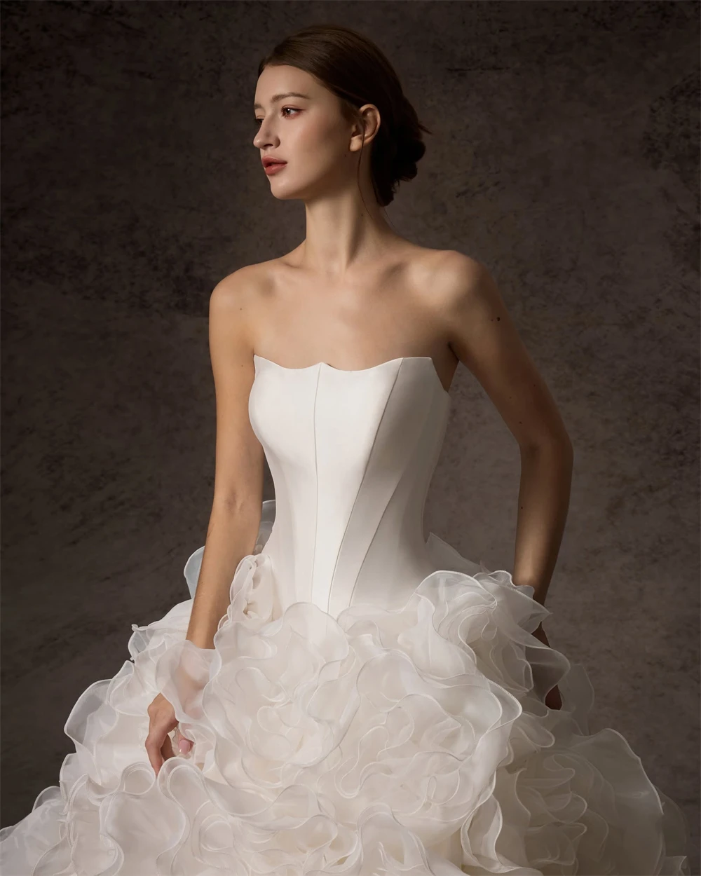 

Customized Graceful White Organza Wedding Dress Formal Strapless Sleeveless Bridal Gowns Soft A-Line Chapel Train Robe de mariée