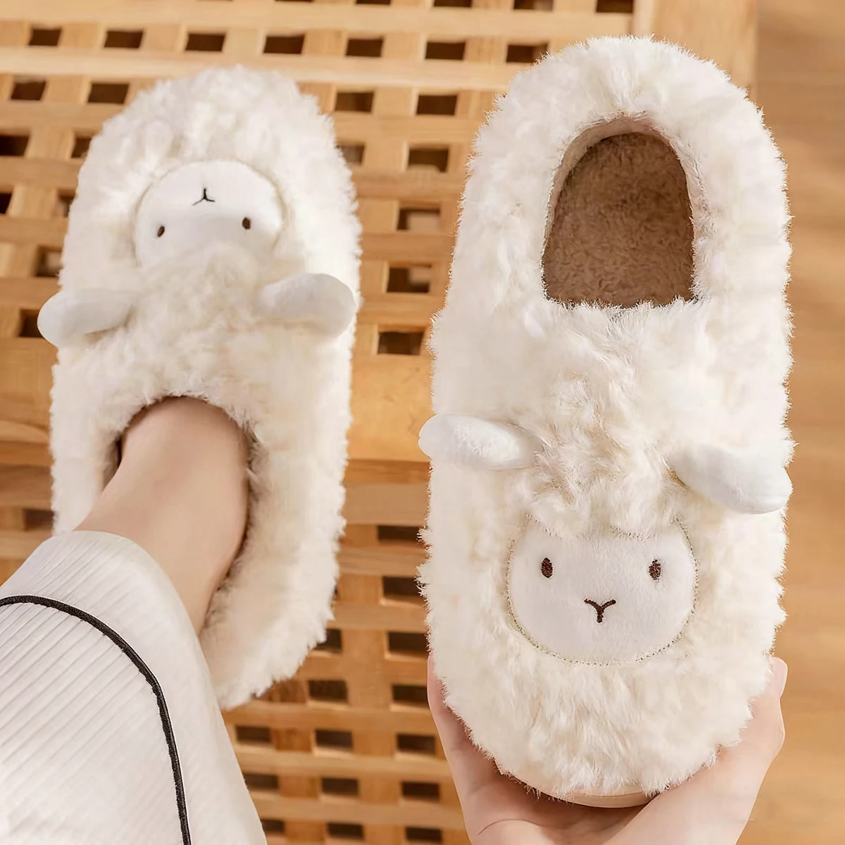 

New Winter Men Slippers Cute Cartoon Warm Slippers Women Slides Outdoor Soft Furry Flats Couples Non-slip House Floor Shoes