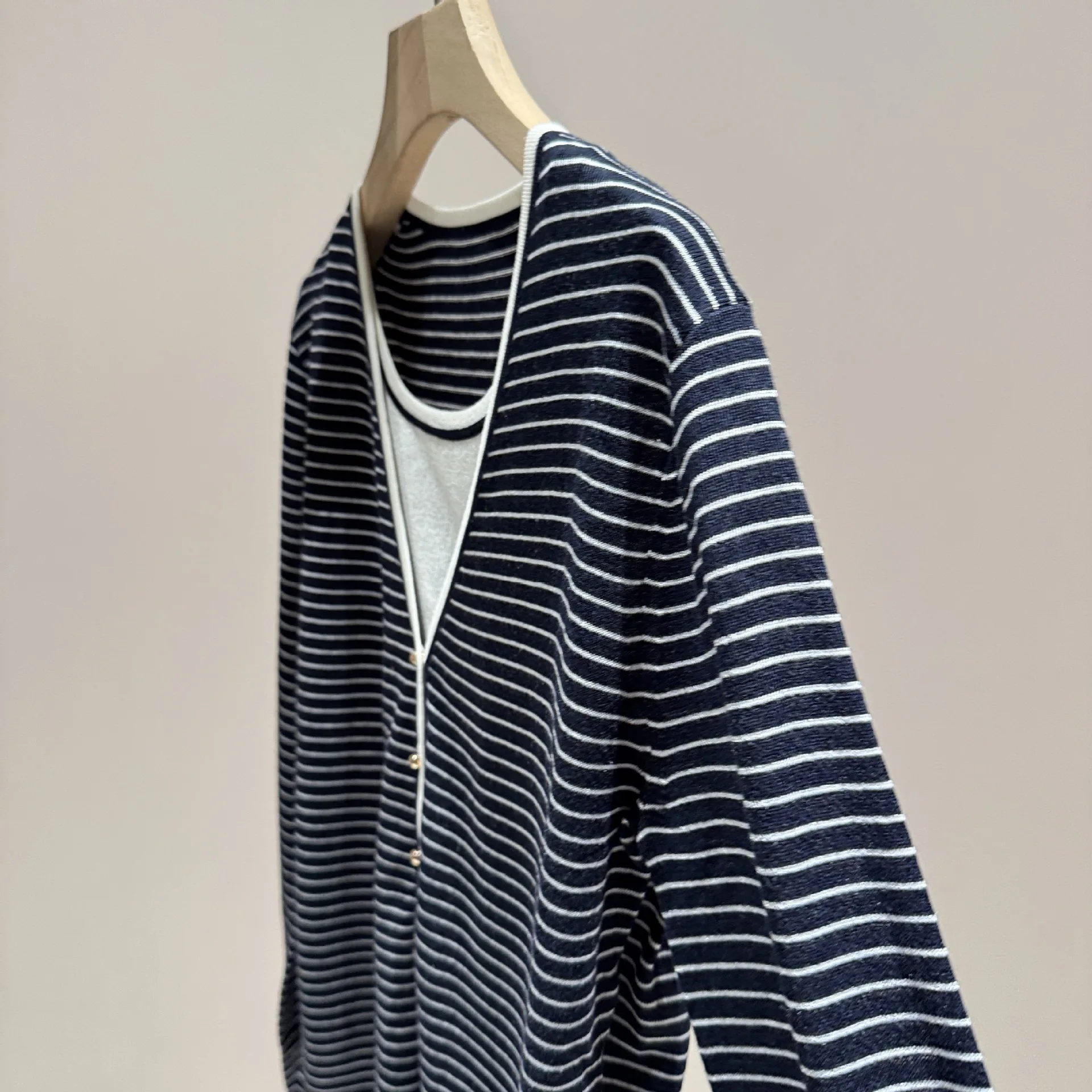 

Striped Knit Cardigan, Simple New Style, V-Neck, Wearable Over A Long-Sleeved T-Shirt.