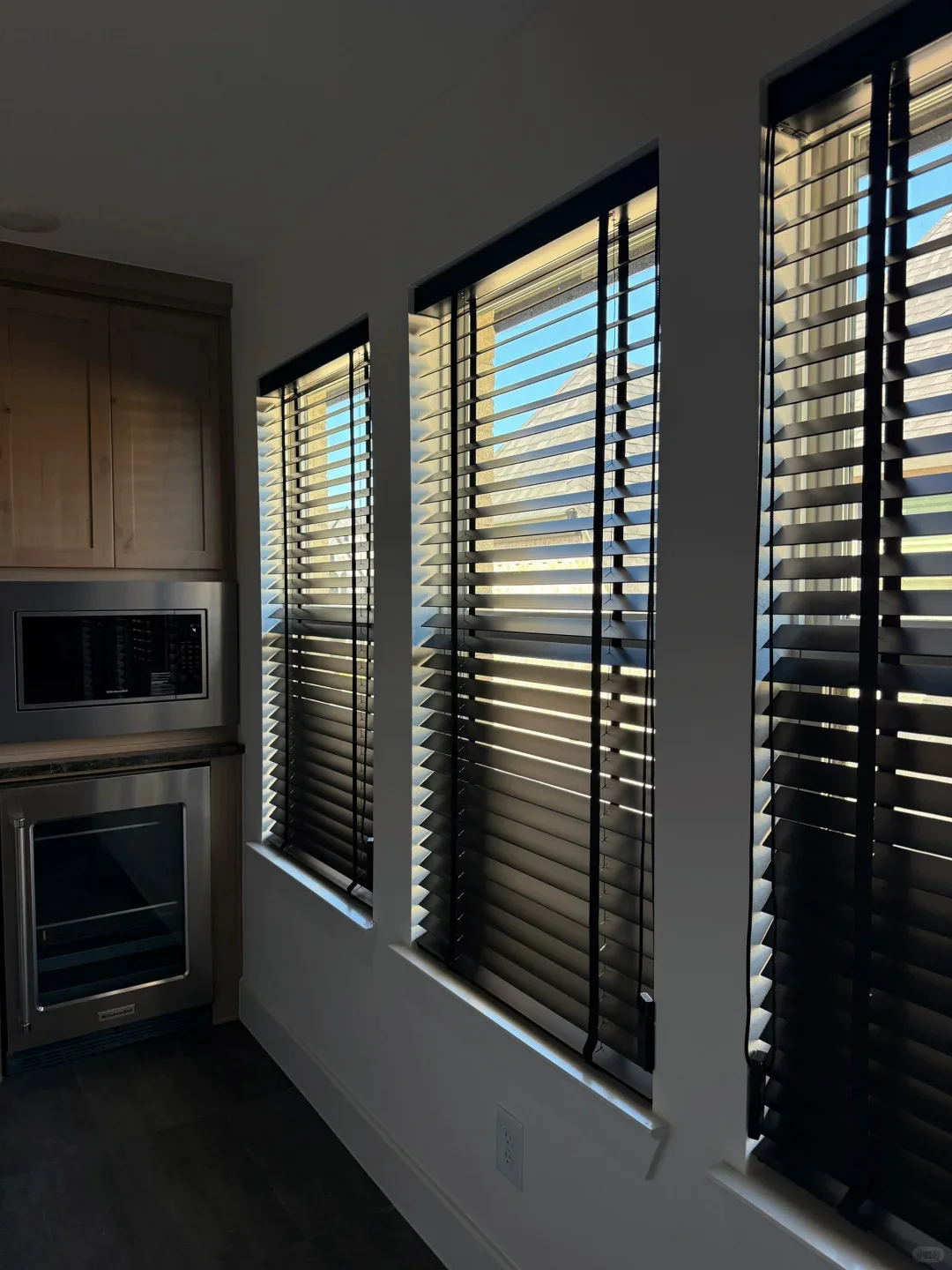 Durable Electric Trapezoid Window Blinds Waterproof Wood Venetian Shades for Bedroom Horizontal Pattern