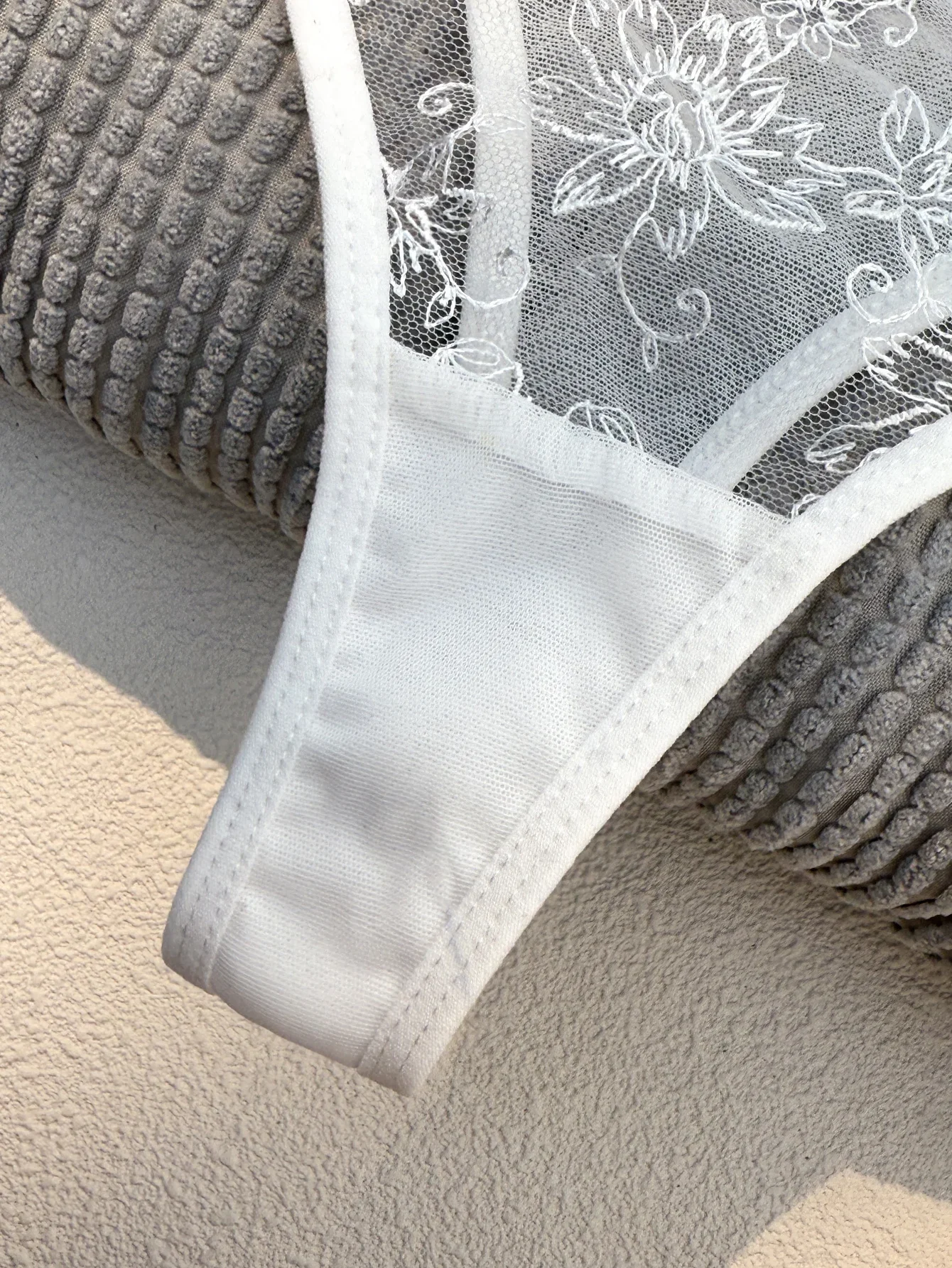 Ensemble de lingerie sexy blanche, une expérience de la vie intime quotidienne qui est pure et exudez