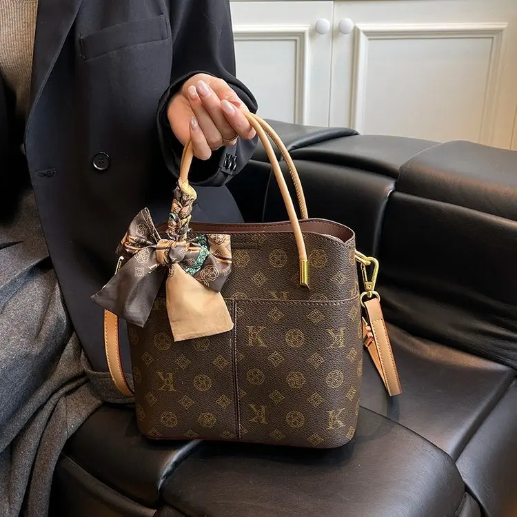 

Модная текстурированная сумка-тоут для женщин, роскошная дизайнерская сумка через плечо, вместительная, элегантная кожаная сумка для мам, простая и стильная.