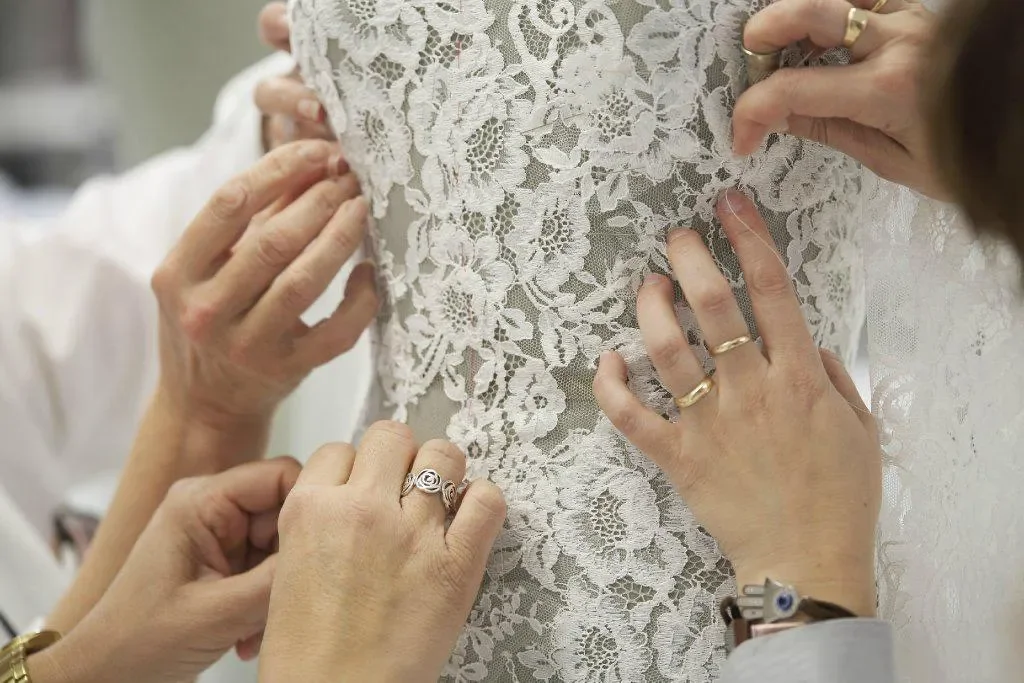 Robe de Mariée Longue Élégante en Satin Blanc avec Jupe à Pompon, Col en V, lèvent Simples en Tulle, Traîne de Balayage, 2024