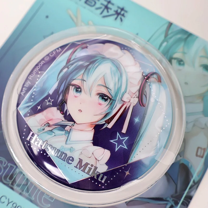 Disponibile Kawaii Hatsune Miku Distintivo riflettente Anime Simpatico cartone animato Spilla laser Regalo di compleanno da collezione Accessori per zaino fai da te