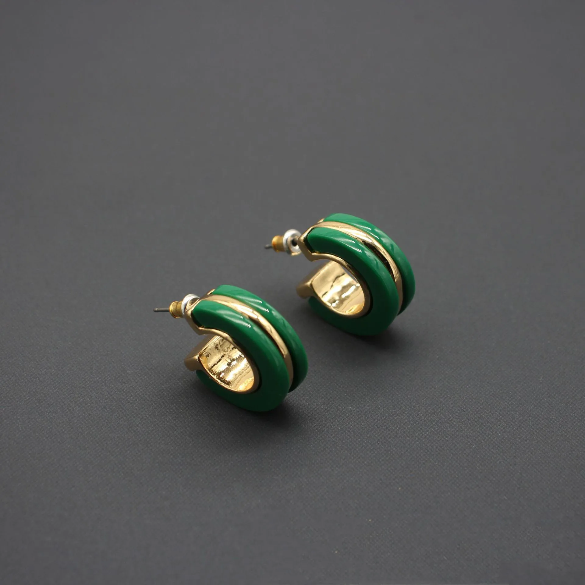 

Europe and the United States simple and fresh green acrylic metal inlay ear ring