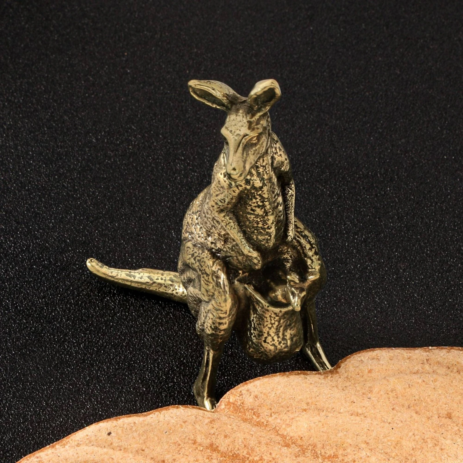 Mother Kangaroo Statue Antique-Style Kangaroo Figurine Creature Decor Standing Detailed Craftsmanship for Tea Pet Use