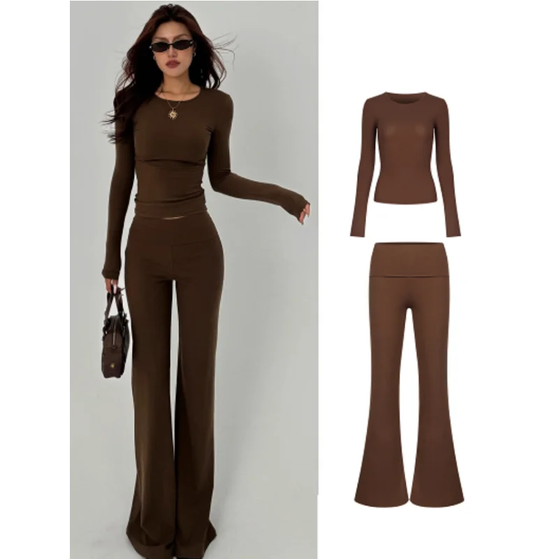 

Комплект: приталенная футболка с круглым вырезом и длинными рукавами, а также брюки микро-клеш. Базовый стиль, повседневная мода, женский осенне-зимний наряд.