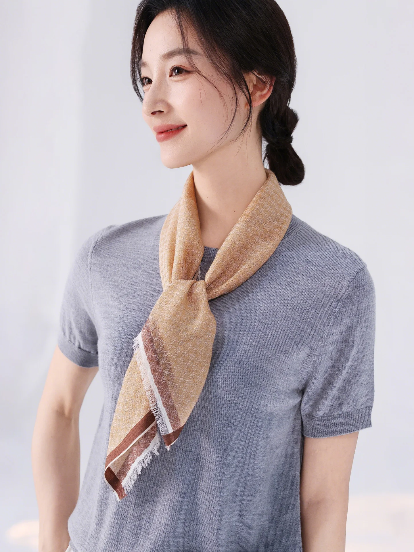 ladies'-woolen-silk-scarf-spring-autumn-thin-sle-faionable-netie-high-end-sensation-small-square-scarf-geometric-pattern