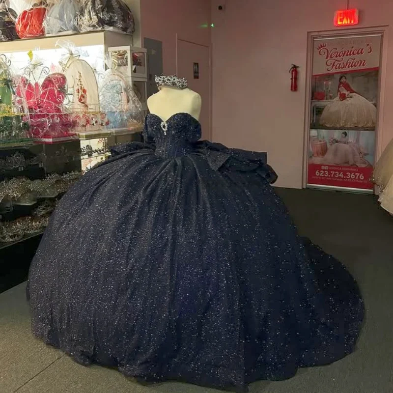 Robes de Quinceanera bleu foncé brillant personnalisées, épaules dénudées, paillettes appliquées, longue queue, grand nœud, 15