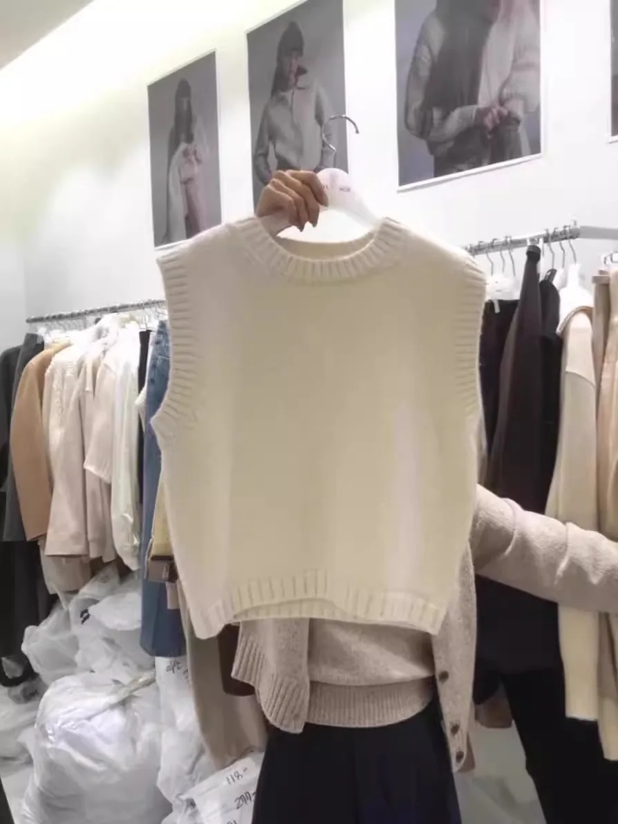 Chic Round Ne Knitt… - image