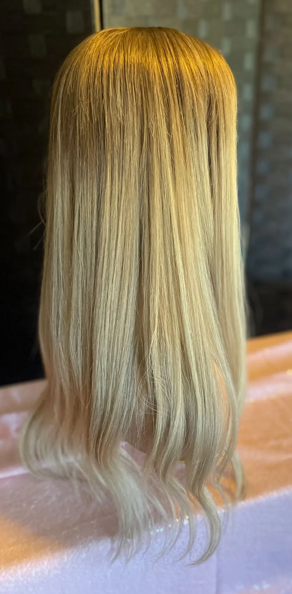 Pronto per la spedizione Parrucca lunga in pizzo sintetico a onde naturali Parrucca bionda chiara con evidenziazione per le donne Fibra resistente al calore rimbalzante per uso quotidiano