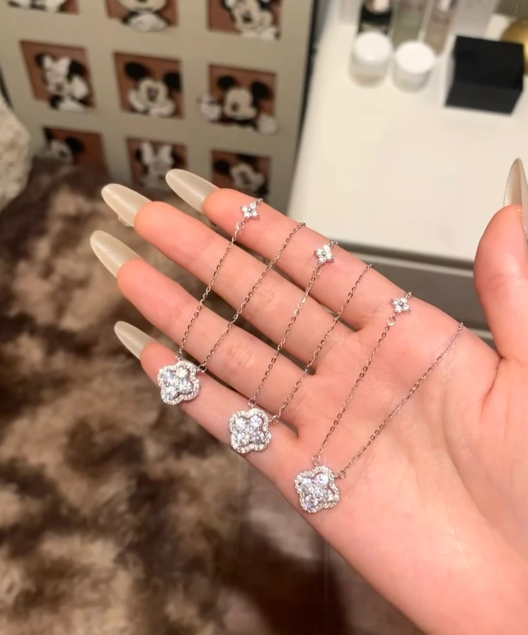 قلادة ألماس كاملة بأربع أوراق البرسيم - هدية مجوهرات ساحرة محظوظة لها | تصميم رائع وبسيط | الكمال إنس ستايل لوكسو #1