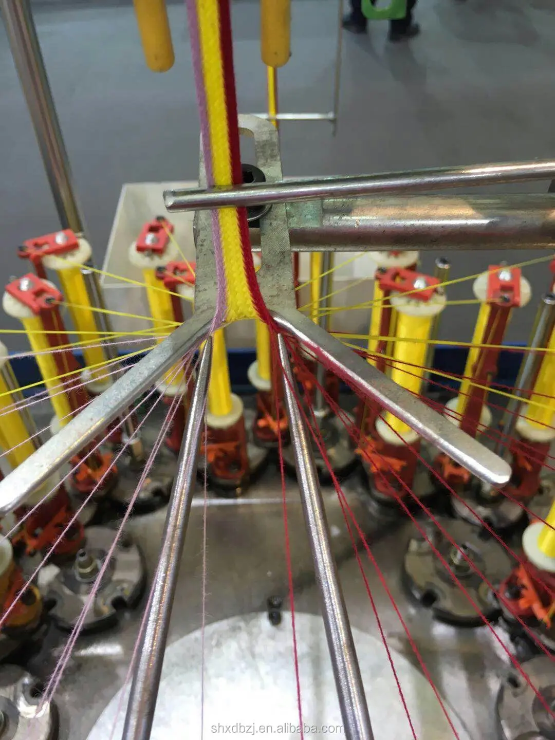 Cintura piatta ad alta velocità con 39 mandrini/Macchina per intrecciare il pizzo fantasia a tre colori