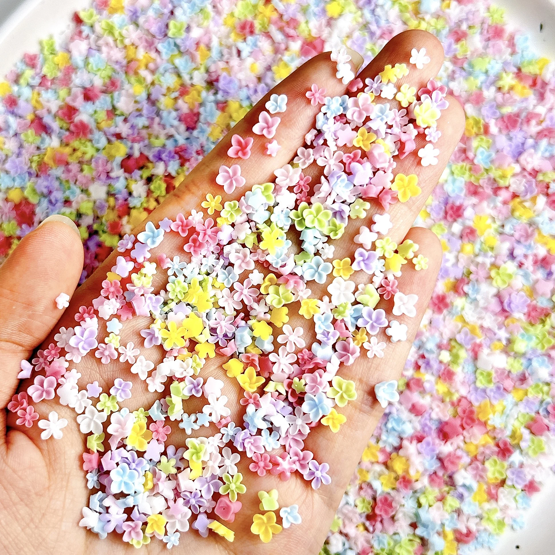 50 pièces 3D Mini couleur unie cinq pétales fleur marguerite résine Nail Art décorations plusieurs tailles fleurs mignonnes série ongles breloques bricolage