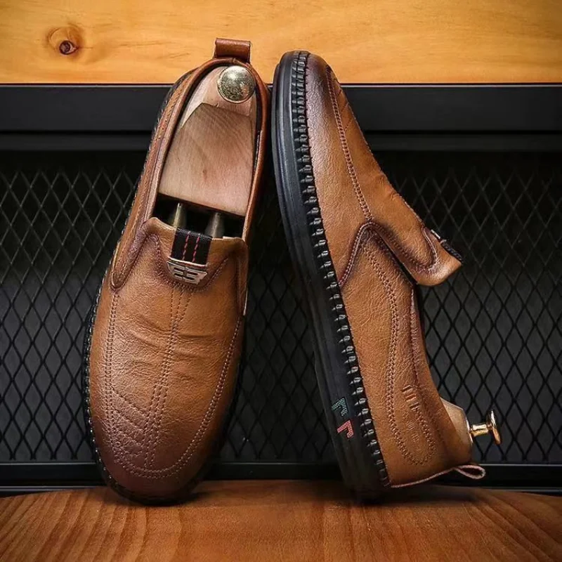 2024 nuove scarpe da lavoro in pelle da uomo estive mocassini in pelle di marca di lusso Casual traspirante Slip on scarpe da barca maschili mocassini