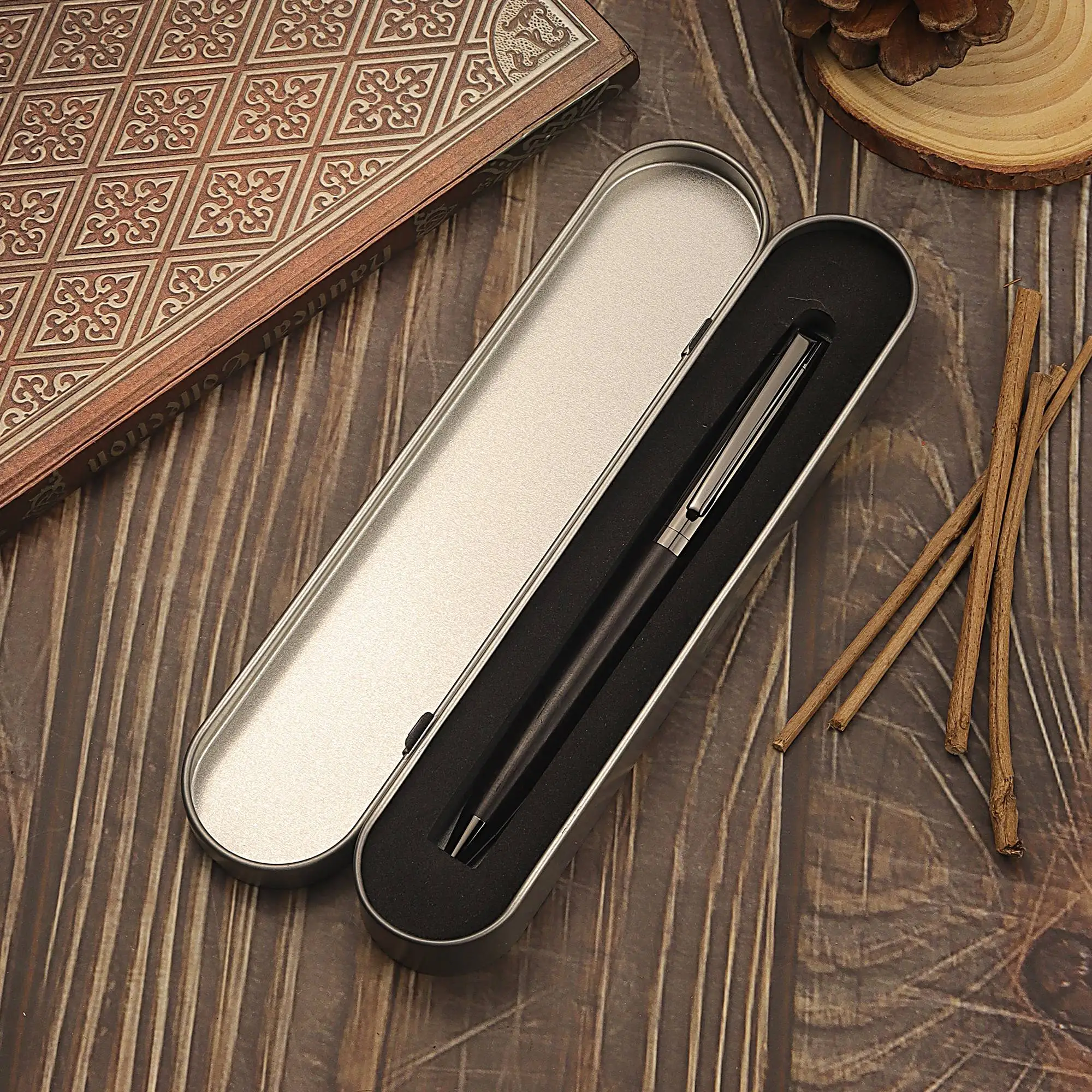 Bolígrafo de Alta Gama con Cuerpo de Metal y Madera, Escritura Suave, Diseño Minimalista y Elegante, Tinta Negra, Ideal para Uso en Oficinas y Negocios