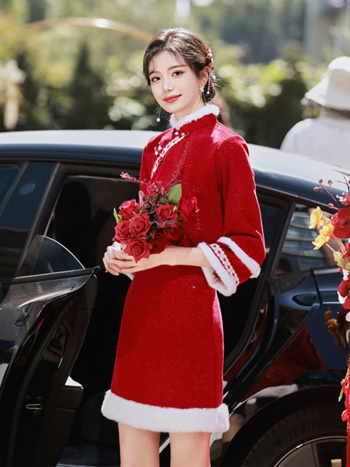 

Красное пальто UHUA осенне-зимнее, утепленное флисом, с длинными рукавами и меховым воротником, для невысоких фигур.