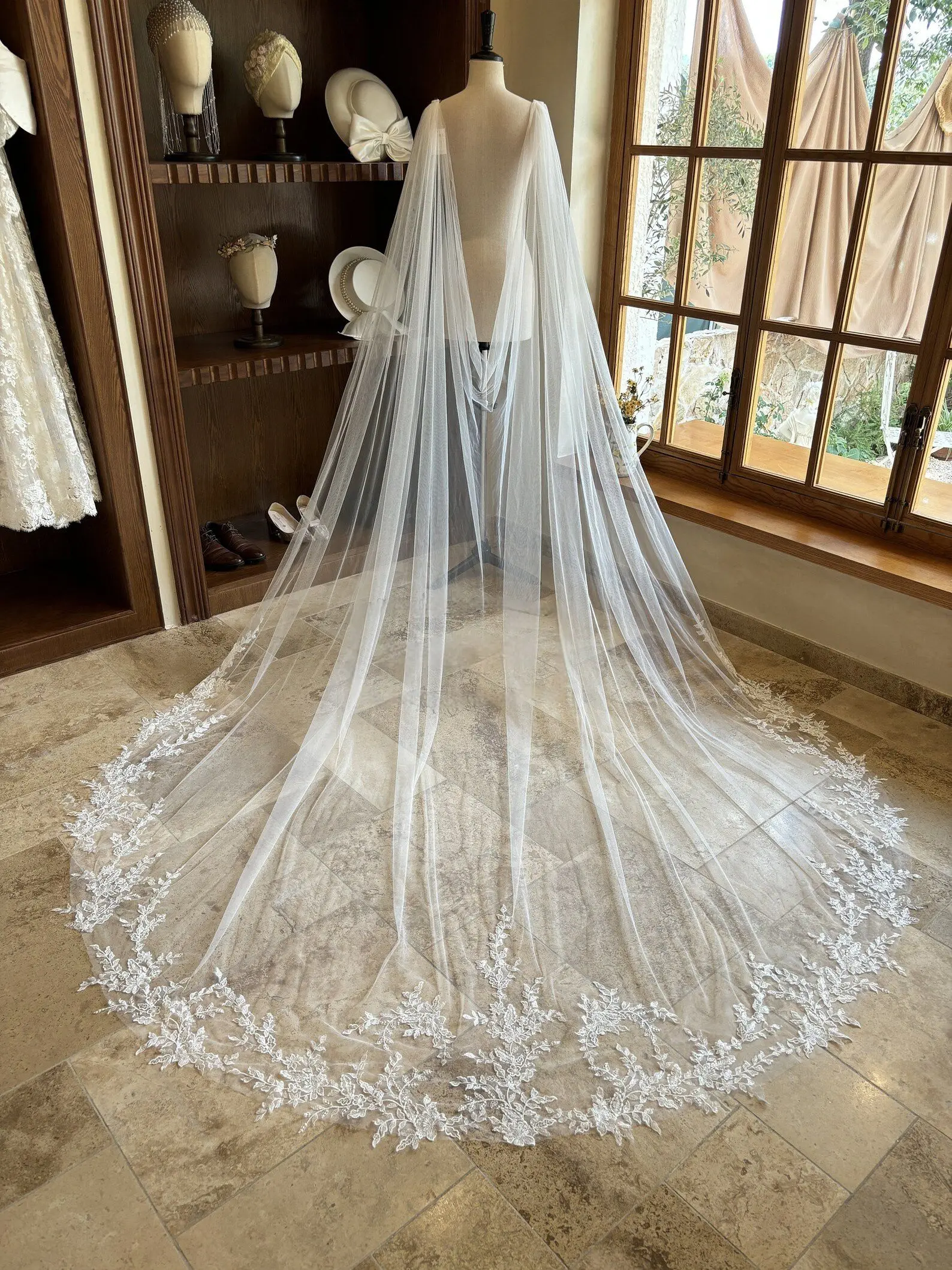 Customized Lace Wedding Boleros with Pin Shoulder Capes Tulle Applique Cathedral Long Wedding Cloak Formal Party Women Accessory
