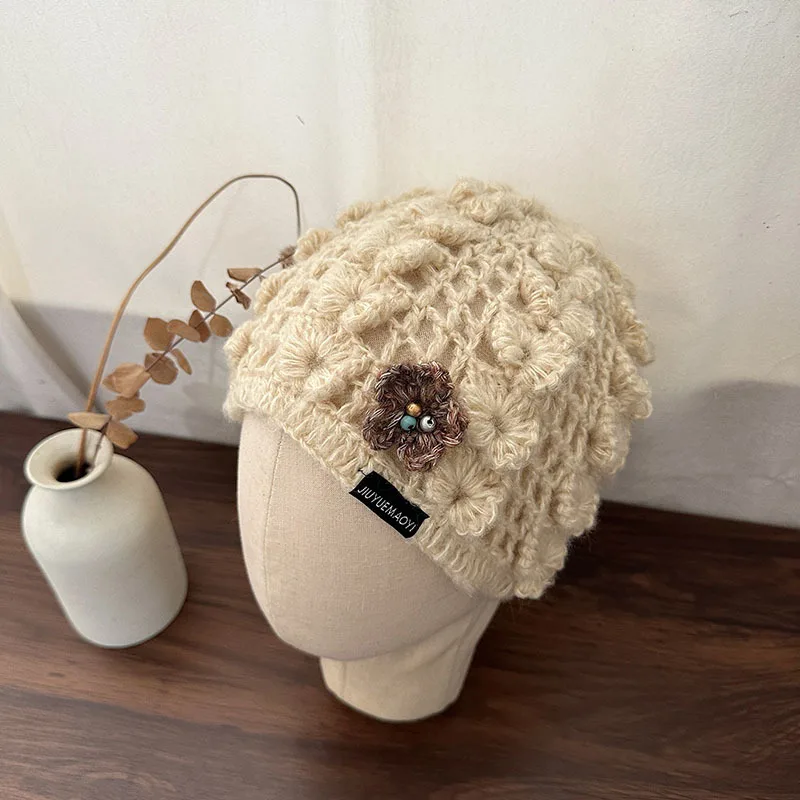 Koreanische handgemachte, gehäkelte, dreidimensionale Blumenmütze für Damen, warme Kuppelmütze für Herbst und Winter. – Detail 6