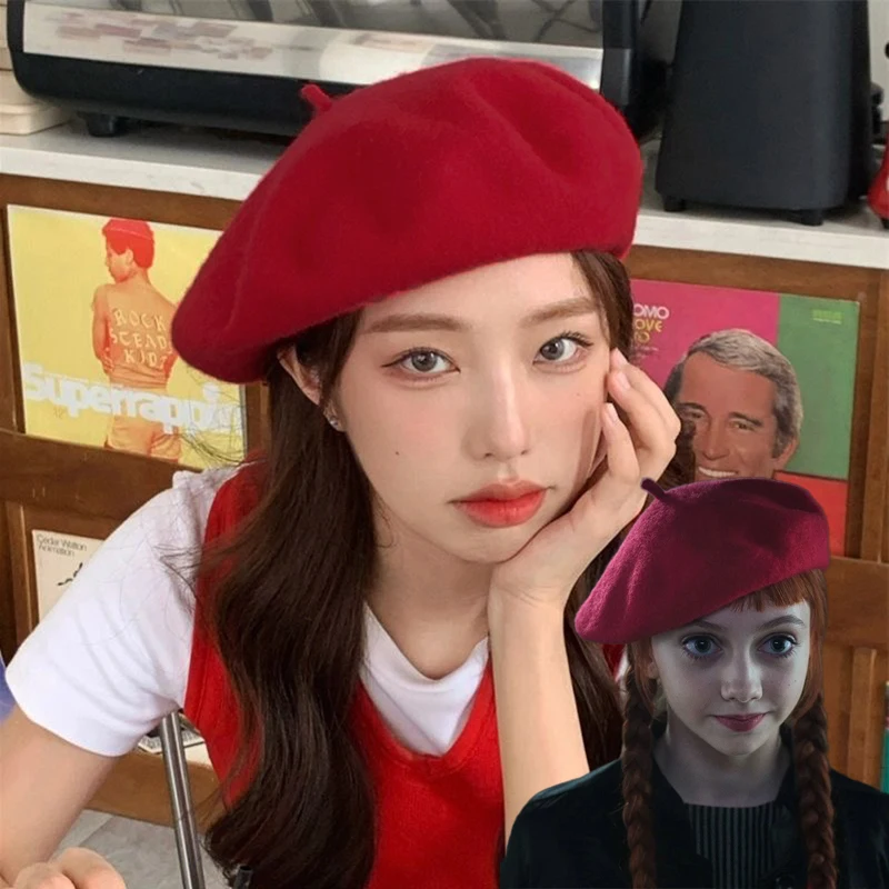 Serie TV Mercoledì 2 Agnes Cappello Cosplay Ragazza Carino Berretto di lana vintage Autunno Inverno Berretto rosso caldo Accessorio per costume di Halloween